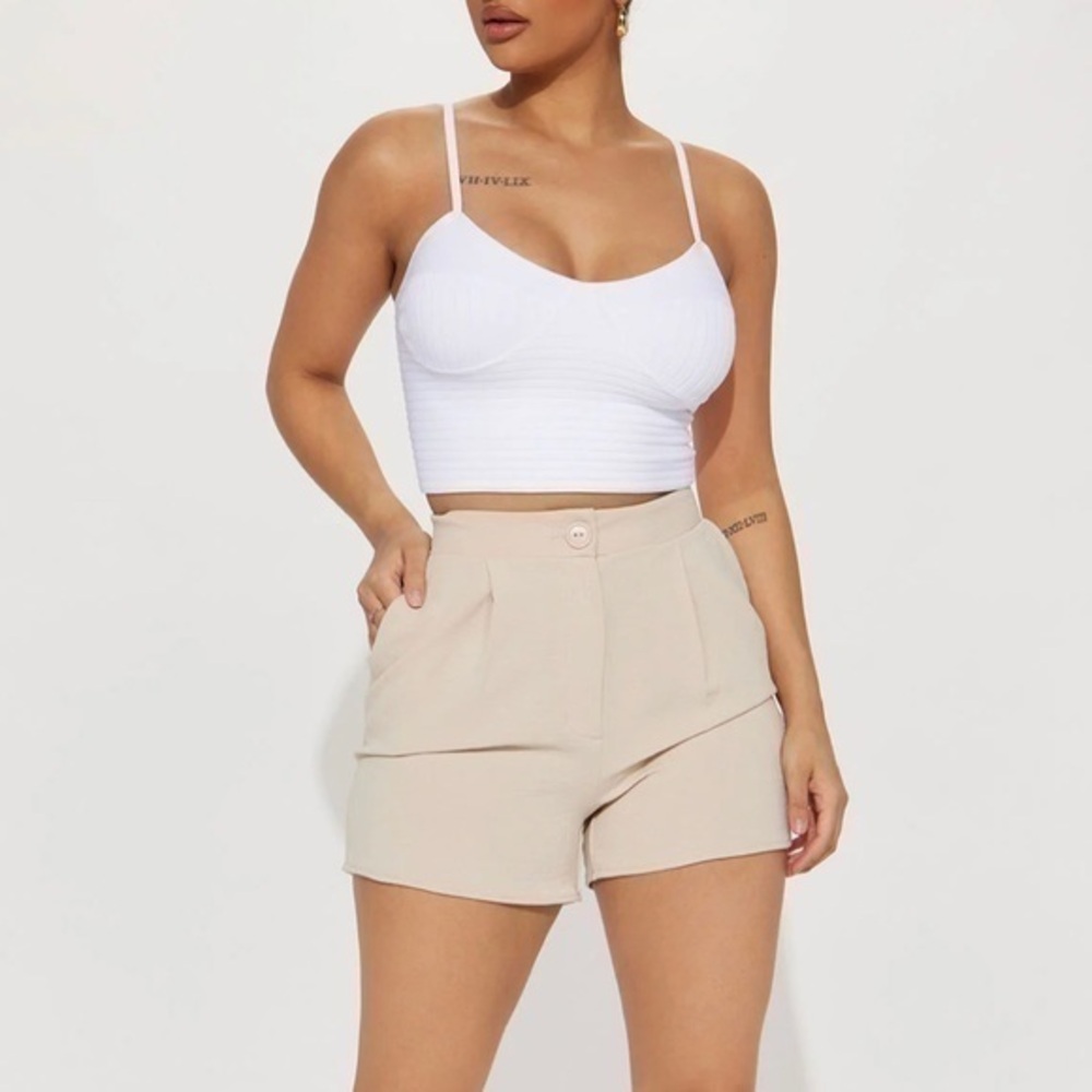WOMEN S FASHION NOVA BUTTON CREAM/TAN PLEATED SHORTS‼️